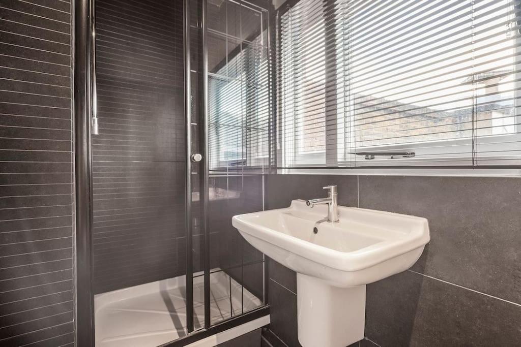 Spacious On Chapel Market Ferienhaus London